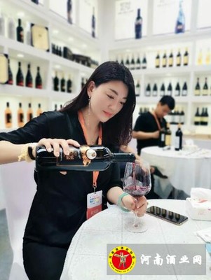 司雅丽和她的杯中芳华